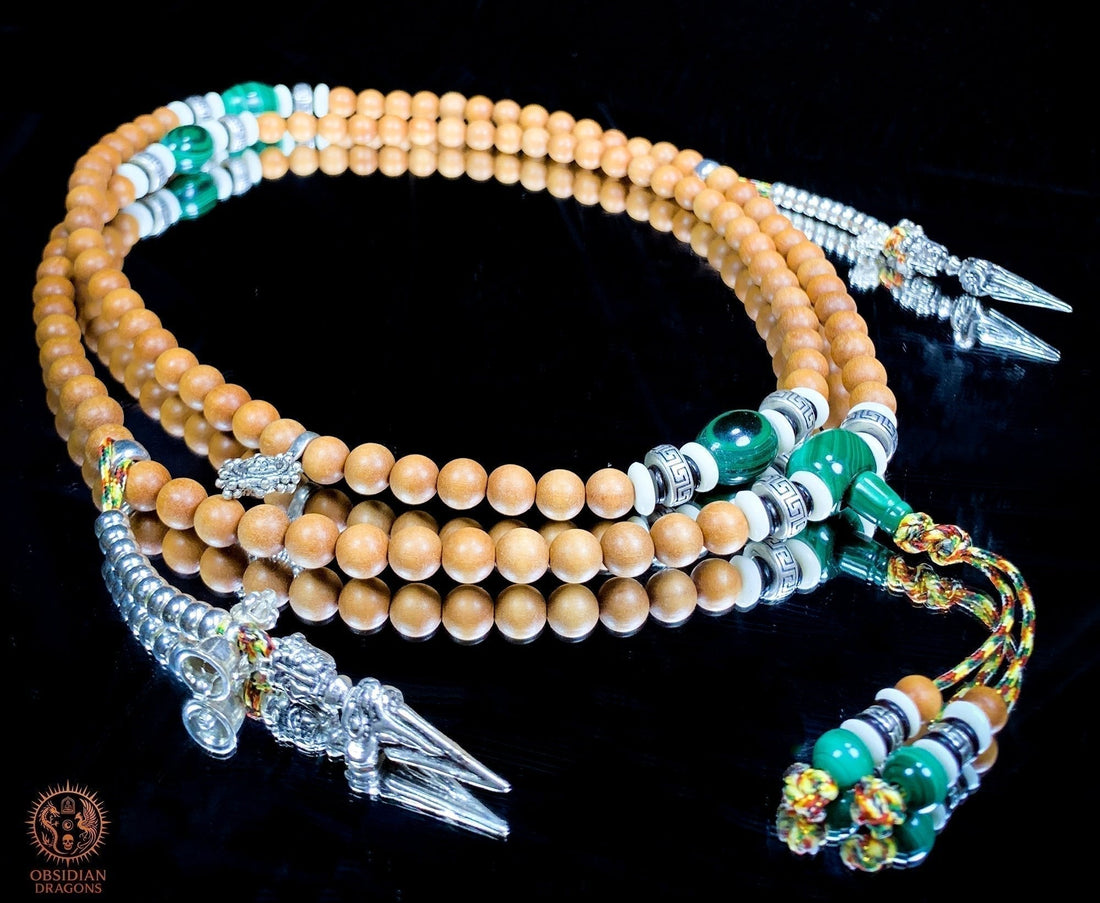 Mala tibétain en bois de santal, perles de malachite et argent 925, orné de vajras – Bijou spirituel pour méditation bouddhiste
