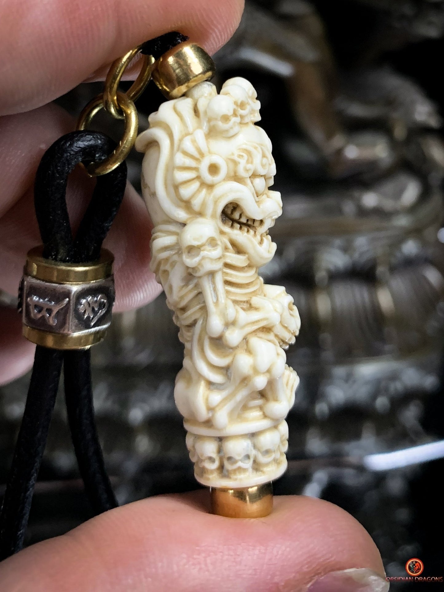 Amulette bouddhiste tibétaine rare - Citipati en bois de cerf | obsidian dragons