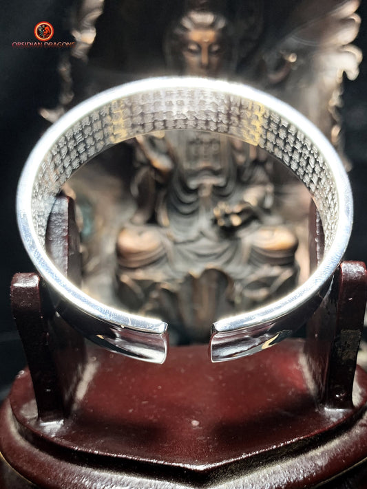 Bracelet manchette bouddhiste en argent- Om mani Padme Hum | obsidian dragons
