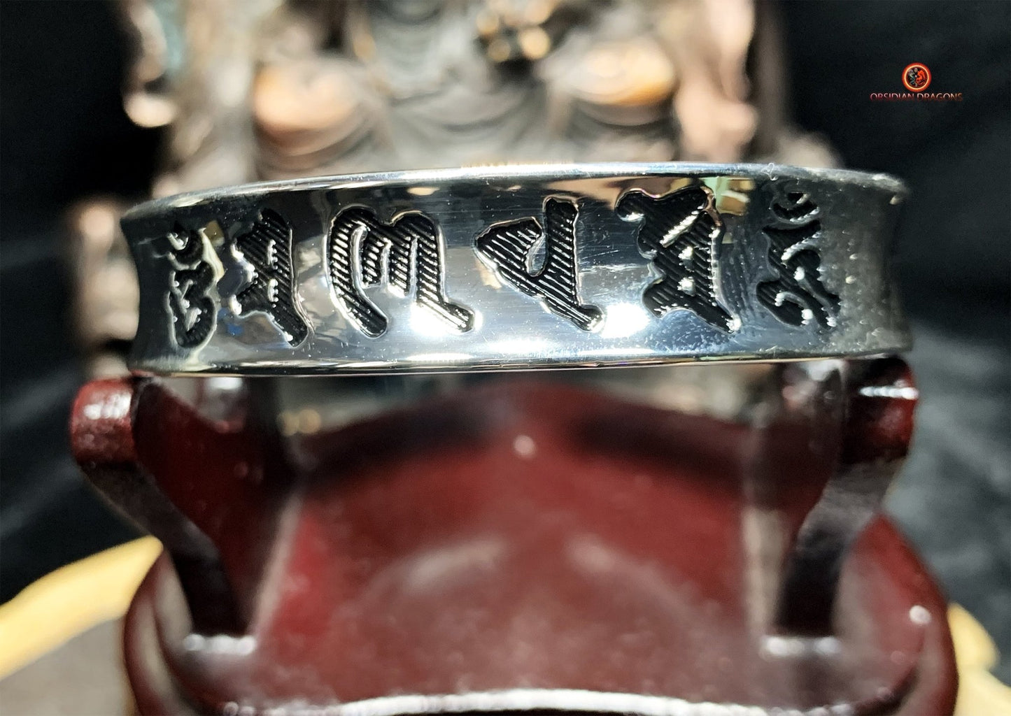 Bracelet manchette bouddhiste en argent- Om mani Padme Hum | obsidian dragons