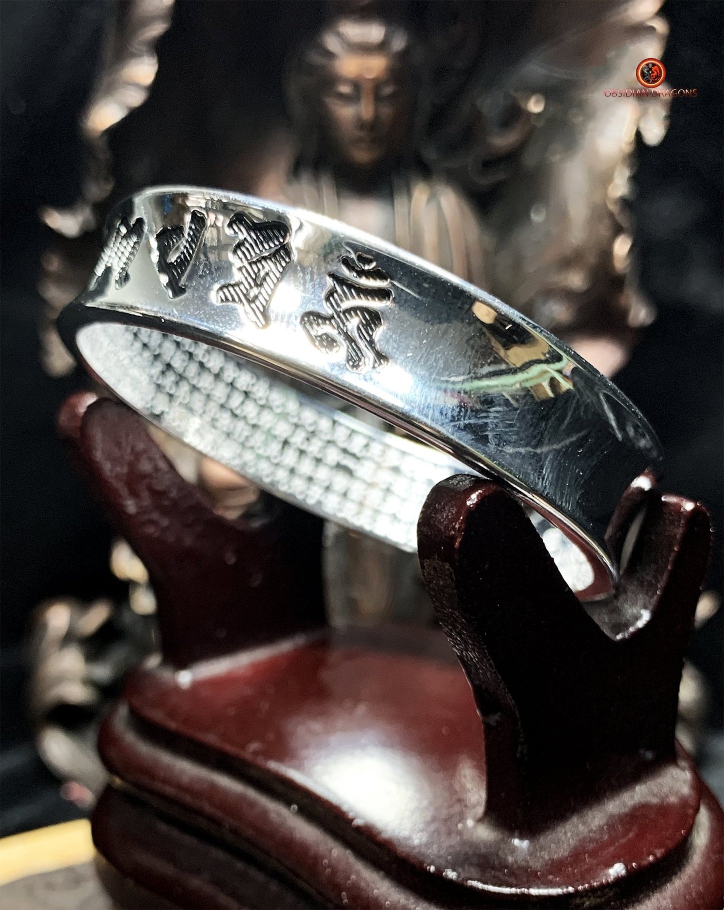 Bracelet manchette bouddhiste en argent- Om mani Padme Hum | obsidian dragons