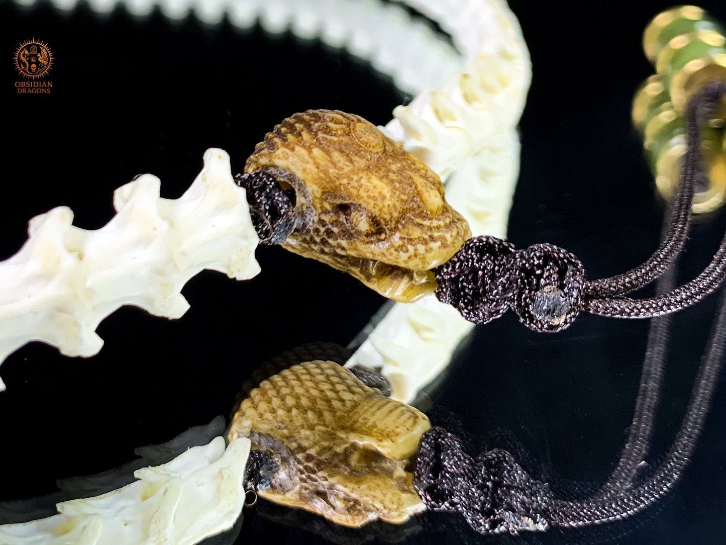 Collier Dent de Mégalodon – Vertèbres de Serpent – Collier Chaman | obsidian dragons