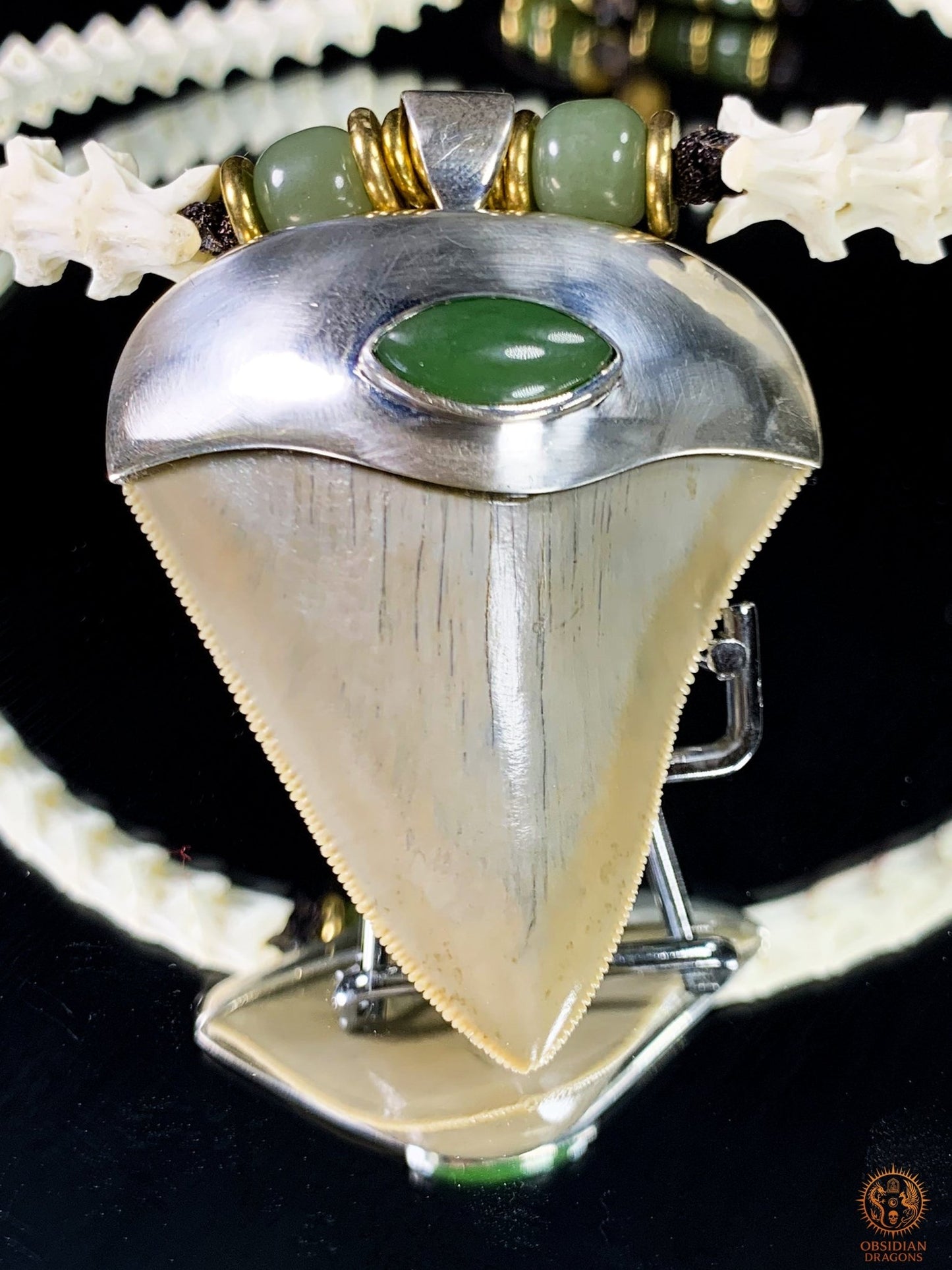 Collier Dent de Mégalodon – Vertèbres de Serpent – Collier Chaman | obsidian dragons