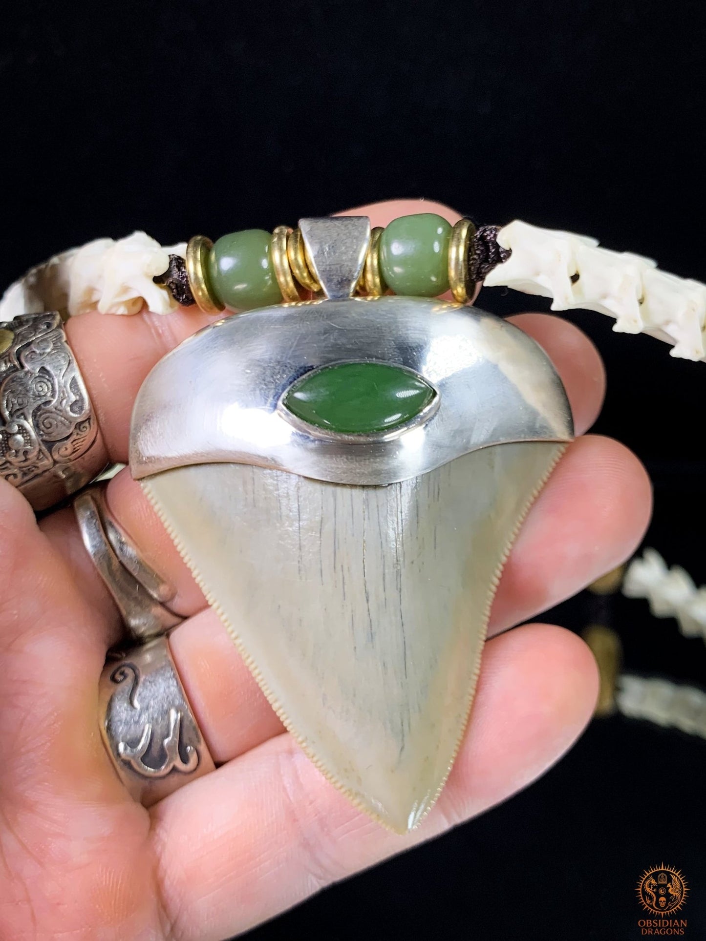 Collier Dent de Mégalodon – Vertèbres de Serpent – Collier Chaman | obsidian dragons