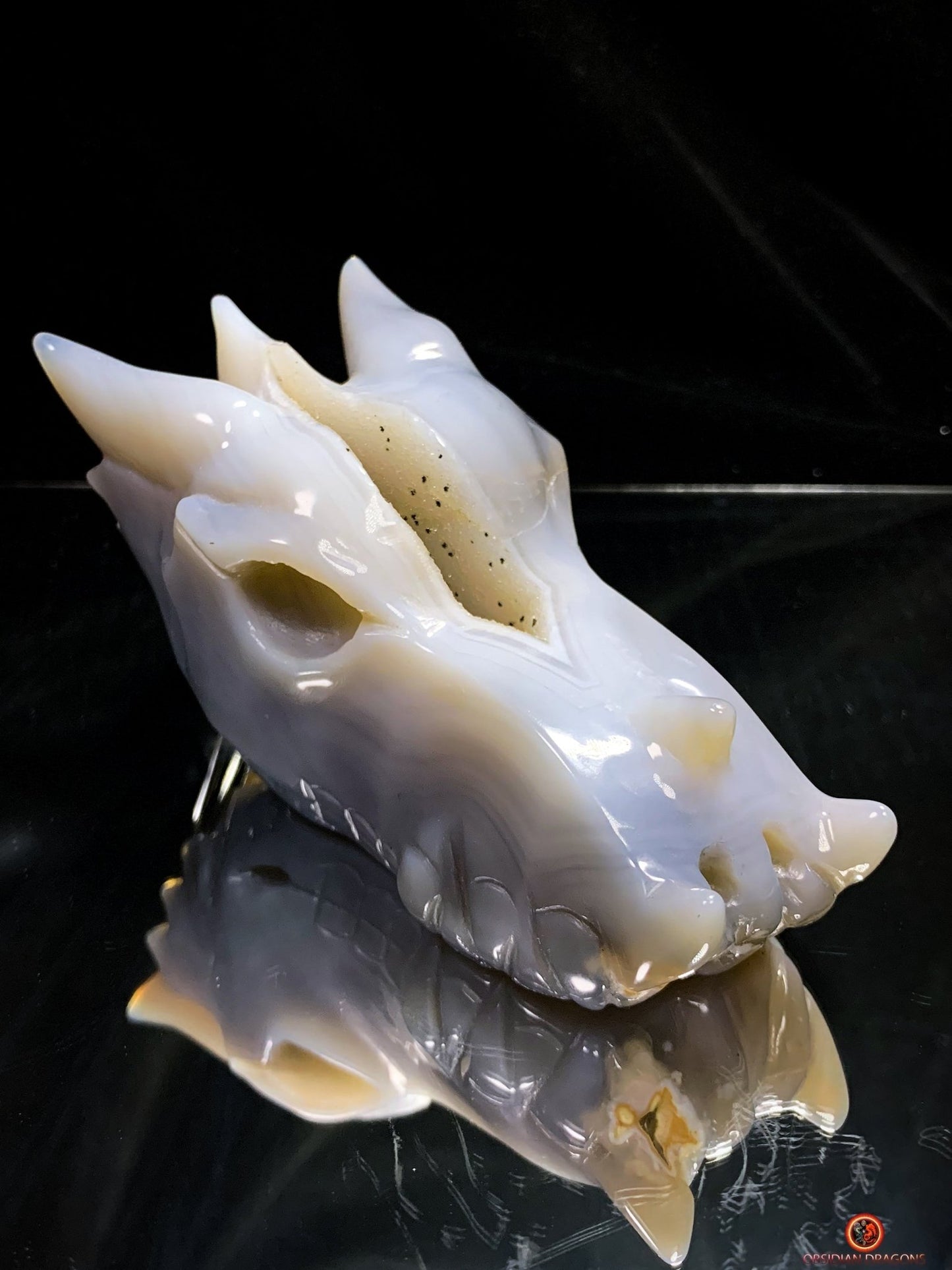 Crâne de Dragon en Géode de Quartz – Harmonie et Énergies | obsidian dragons