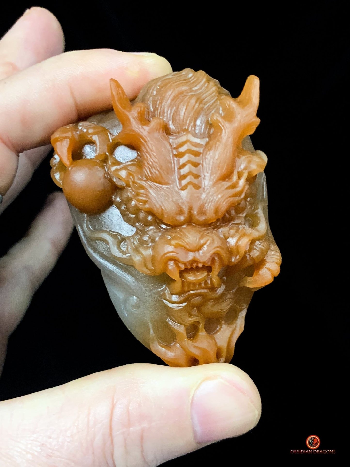Dragon sculpté en calcédoine naturelle - art Feng Shui | obsidian dragons