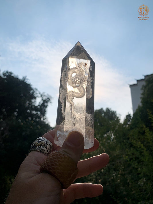 Grande pointe de cristal de roche Dragon - glyptique 3D | obsidian dragons