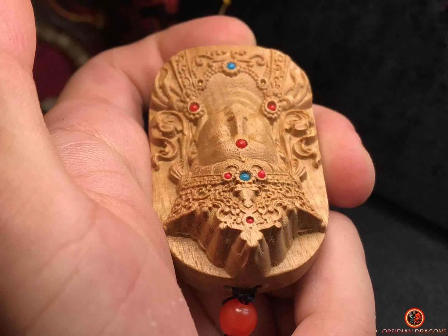 Pendentif Bouddhiste Guan Yin en Bois de Santal - Amulette | obsidian dragons