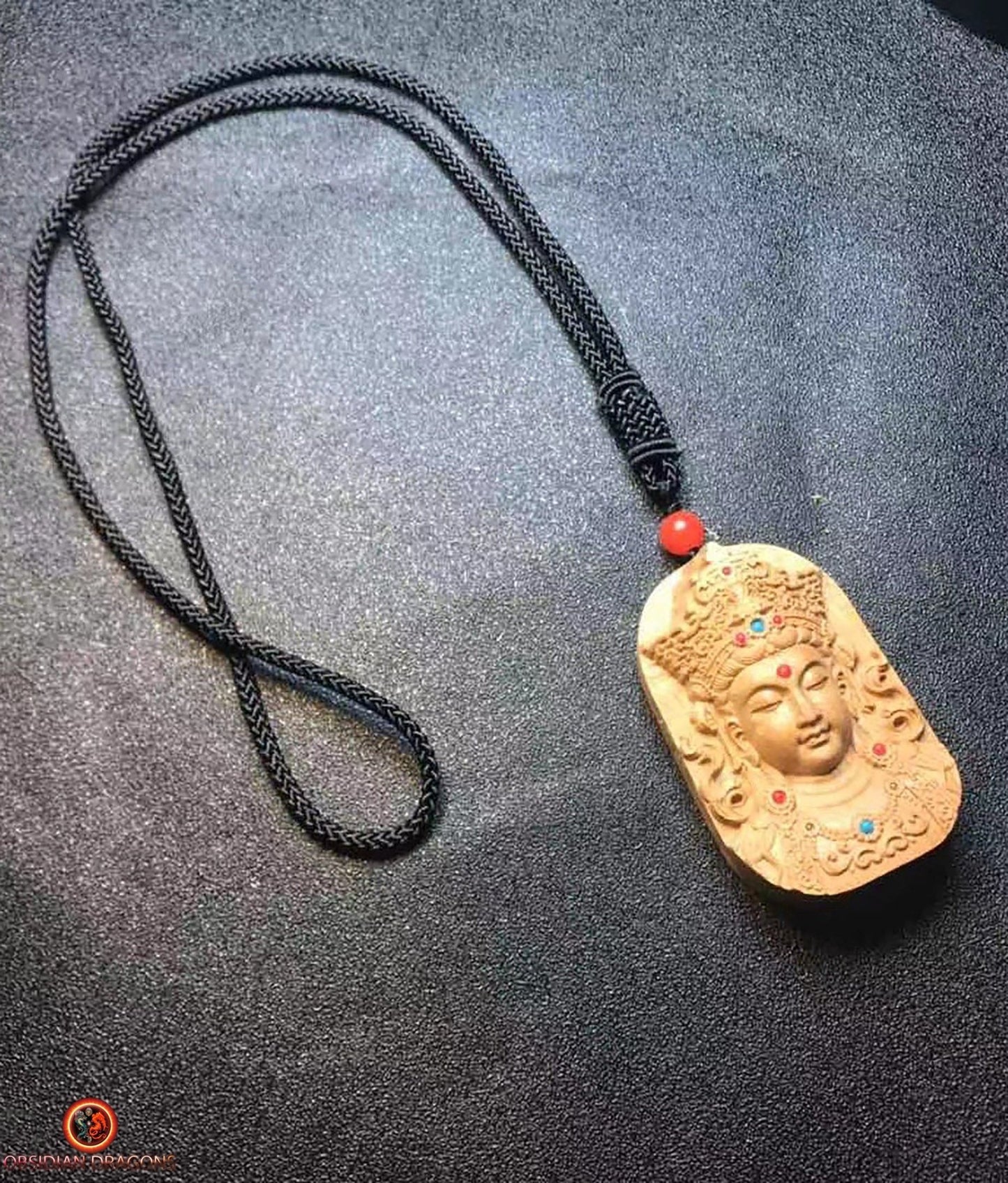 Pendentif Bouddhiste Guan Yin en Bois de Santal - Amulette | obsidian dragons