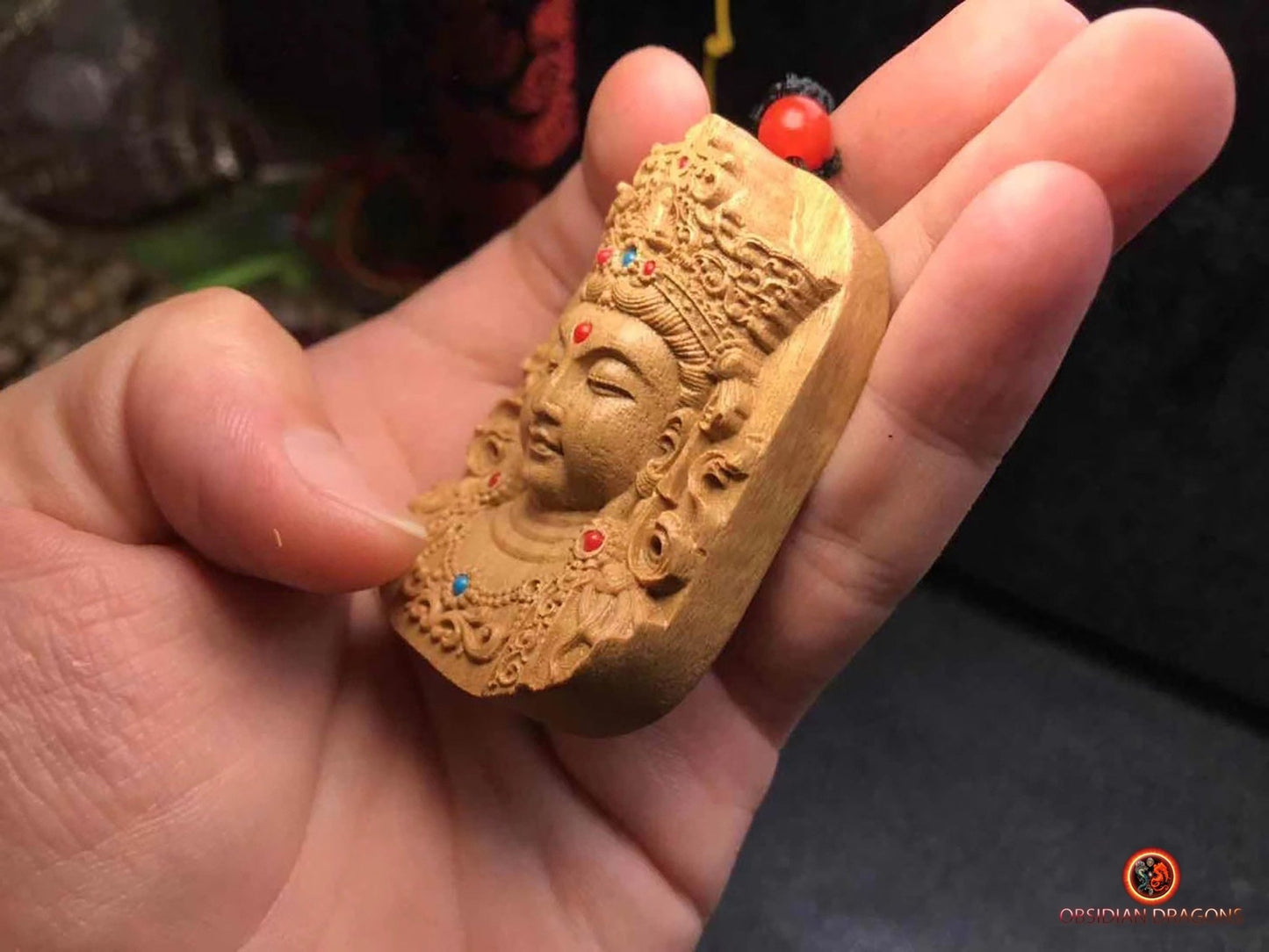 Pendentif Bouddhiste Guan Yin en Bois de Santal - Amulette | obsidian dragons