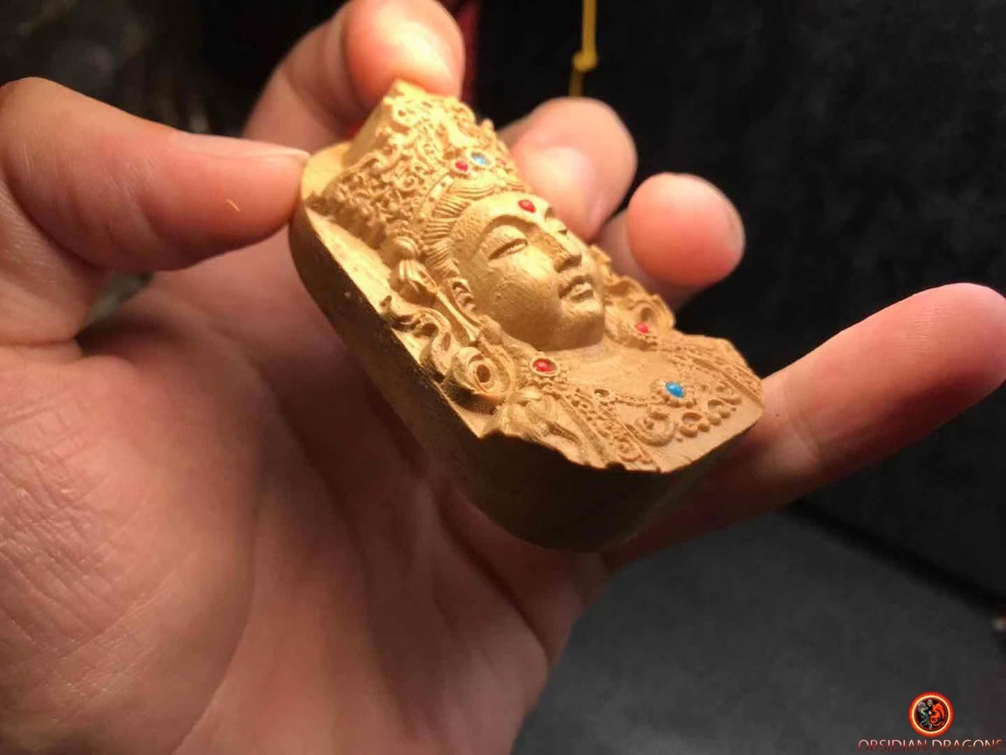 Pendentif Bouddhiste Guan Yin en Bois de Santal - Amulette | obsidian dragons