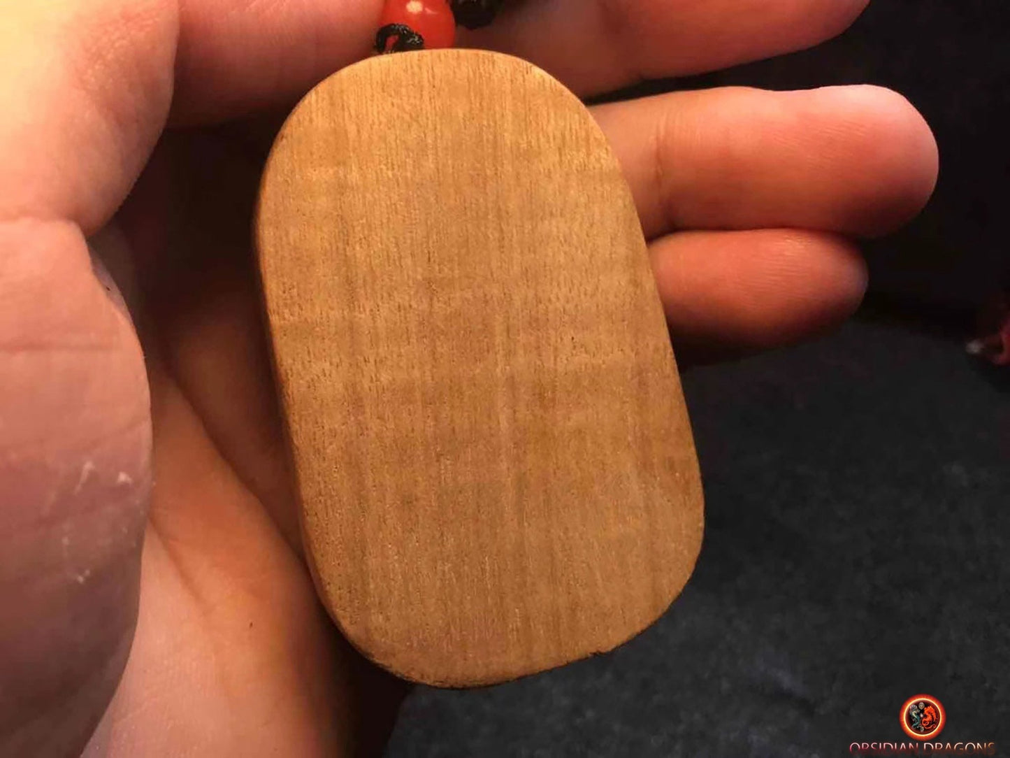 Pendentif Bouddhiste Guan Yin en Bois de Santal - Amulette | obsidian dragons