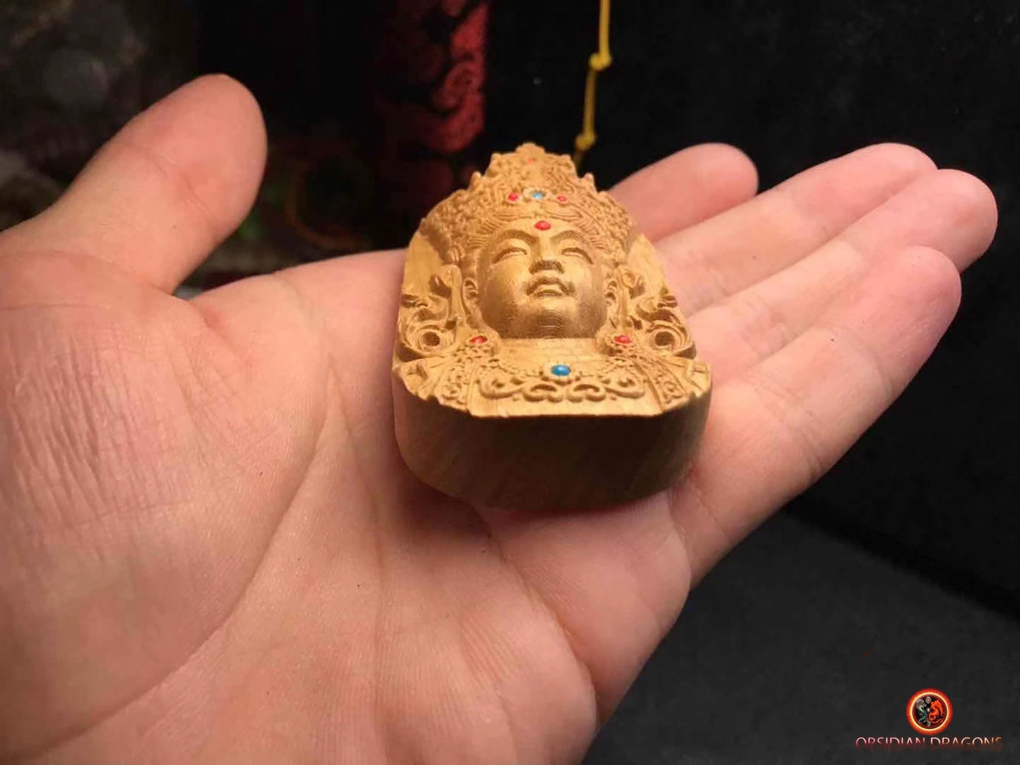 Pendentif Bouddhiste Guan Yin en Bois de Santal - Amulette | obsidian dragons