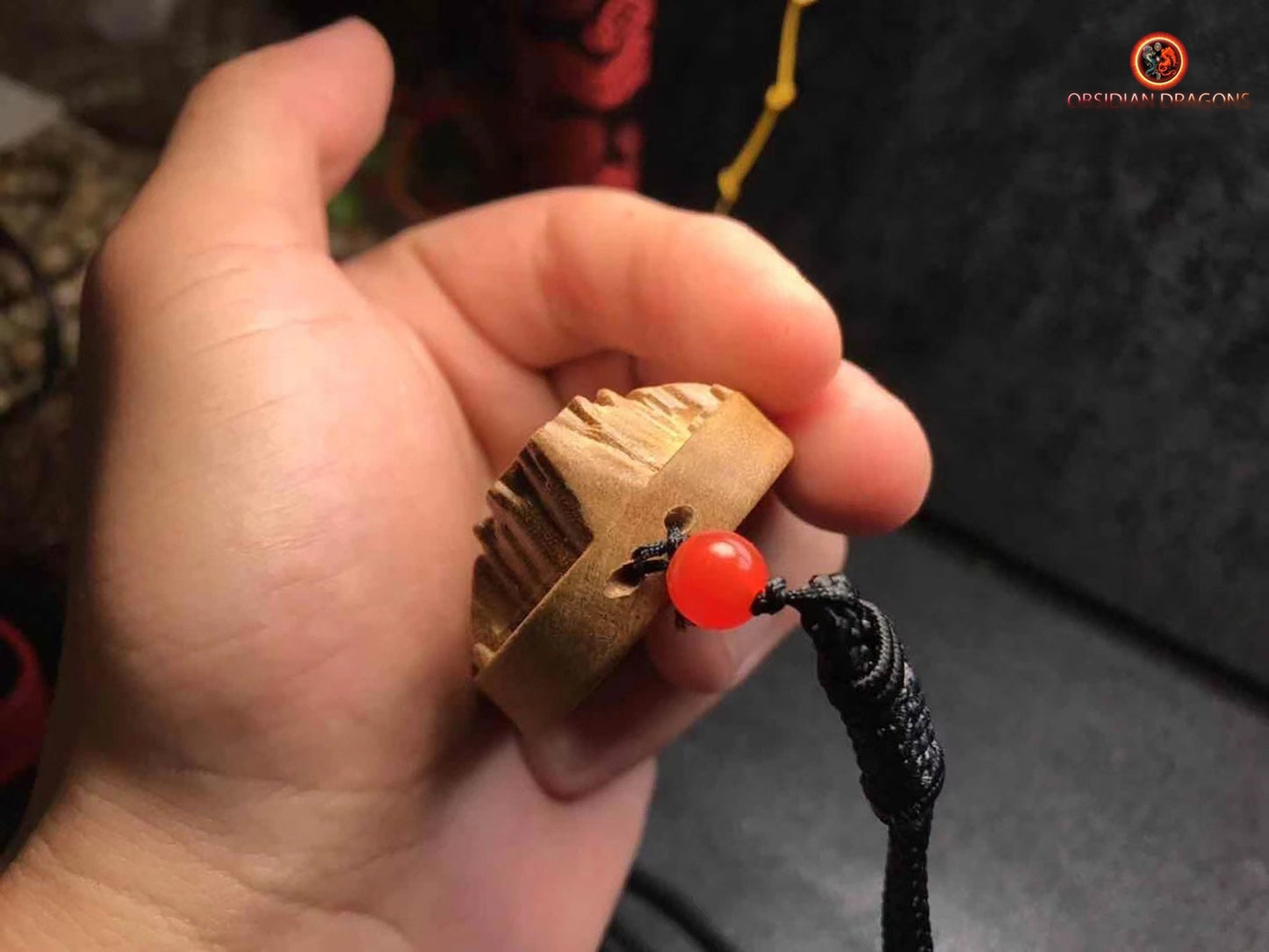 Pendentif Bouddhiste Guan Yin en Bois de Santal - Amulette | obsidian dragons