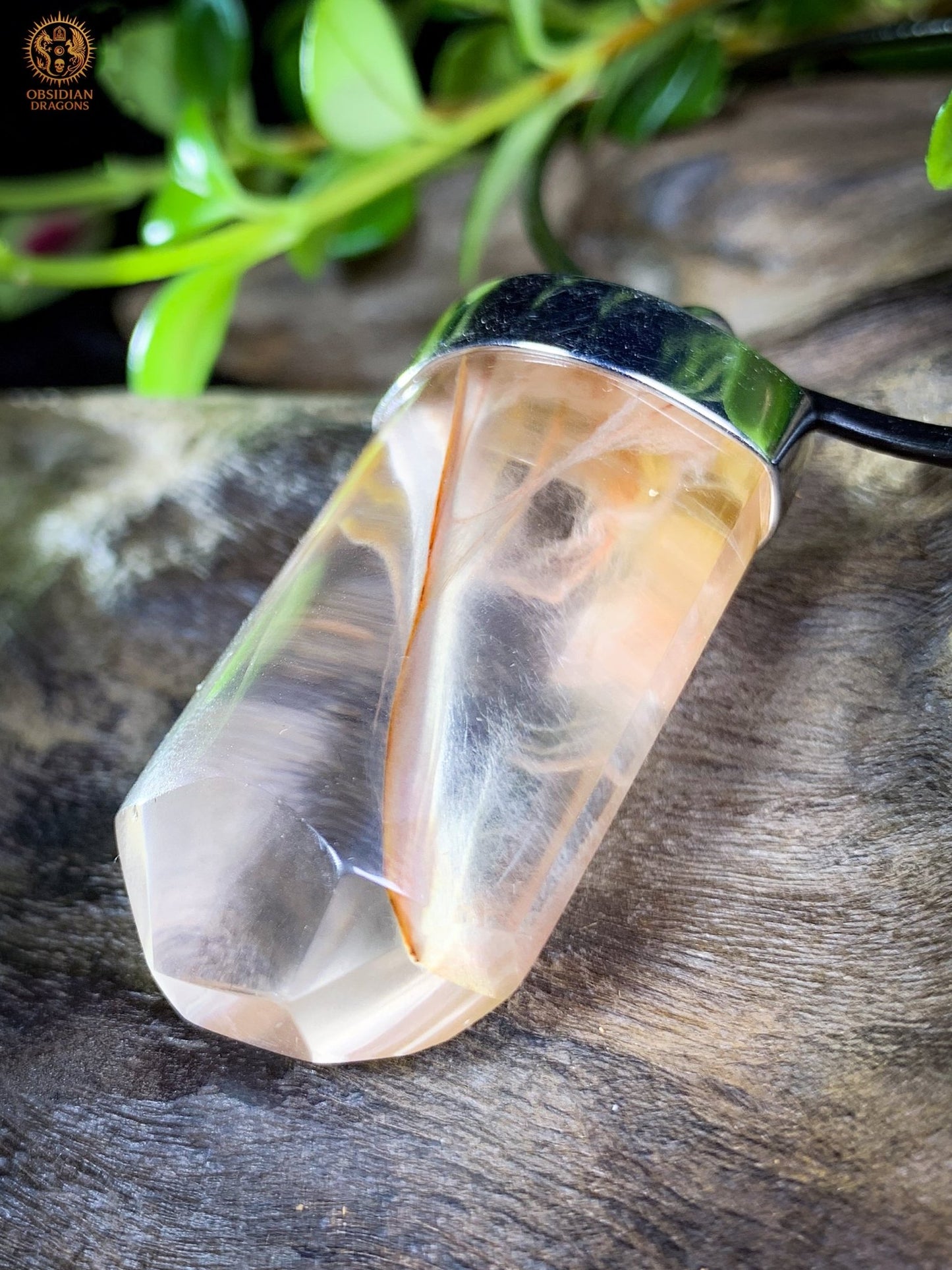 Pendentif Pointe de Cristal – Quartz à Amphiboles – Plume de phenix | obsidian dragons