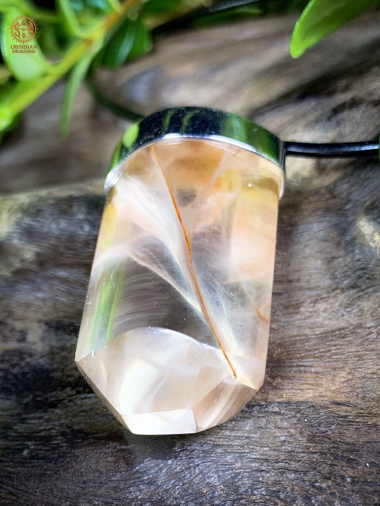 Pendentif Pointe de Cristal – Quartz à Amphiboles – Plume de phenix | obsidian dragons