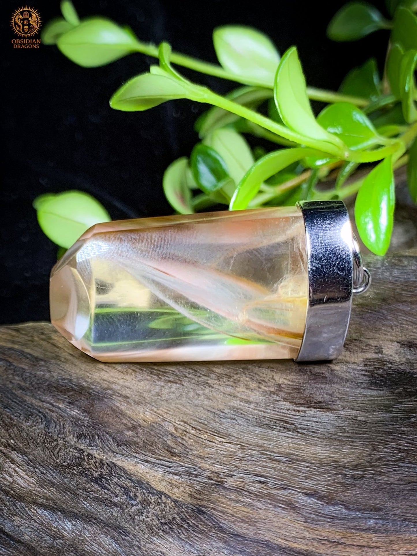 Pendentif Pointe de Cristal – Quartz à Amphiboles – Plume de phenix | obsidian dragons