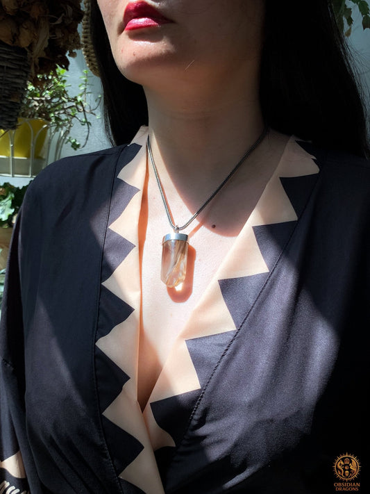 Pendentif Pointe de Cristal – Quartz à Amphiboles – Plume de phenix | obsidian dragons