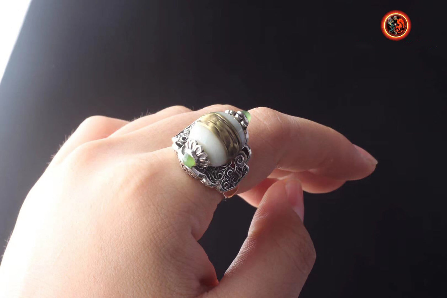 Bague, bouddhisme tibétain, inspiration DZI (agate sacrée tibétaine) mantra de la compassion, argent 925, cuivre, jade ou nan hong. - obsidian dragon