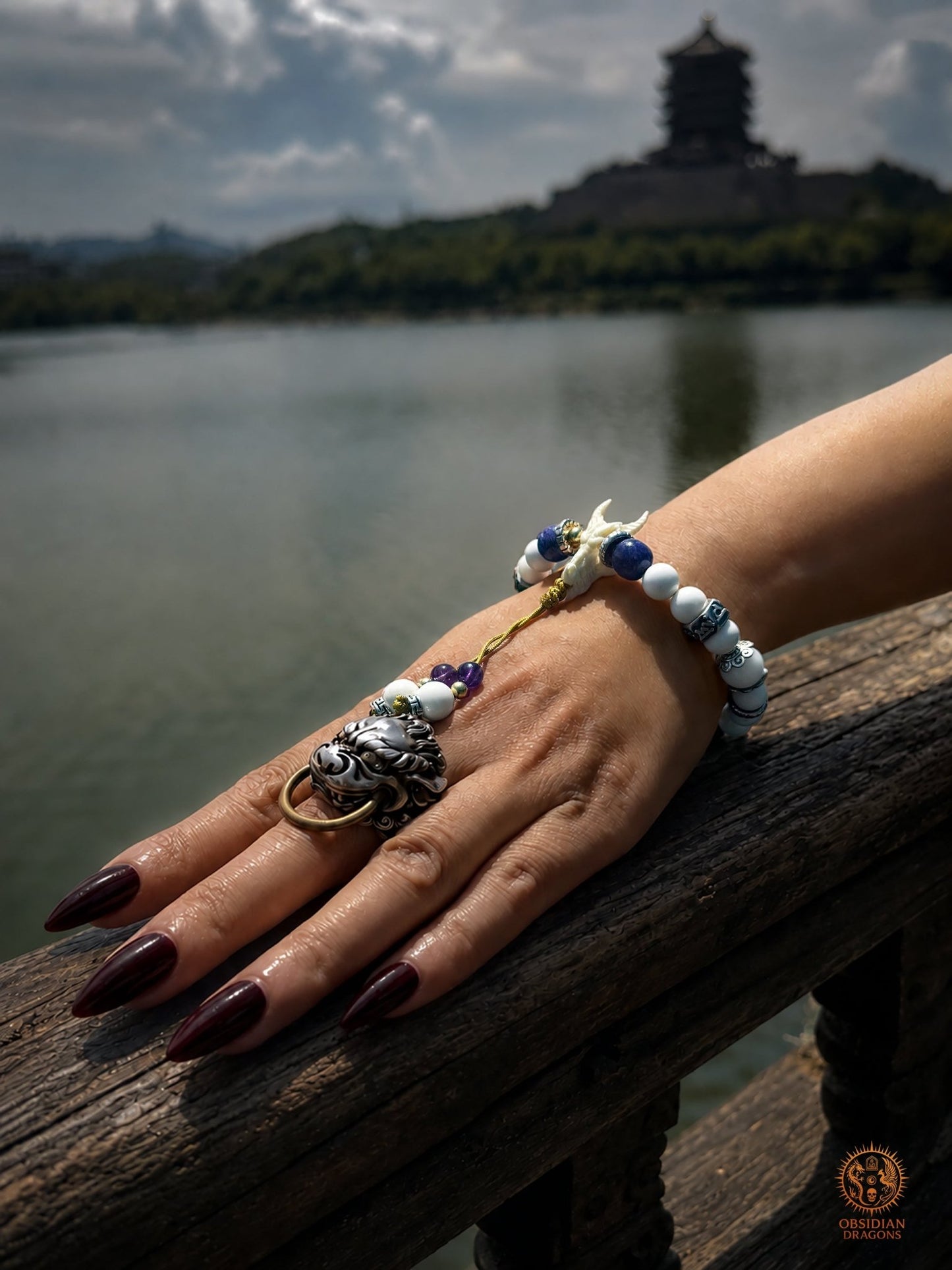 Bracelet dragon en nacre de bénitier et charoïte