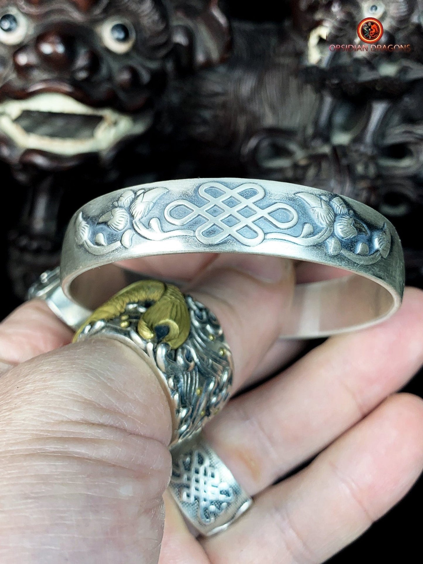 Bracelet manchette bouddhiste en argent- Noeud de l'infini | obsidian dragons