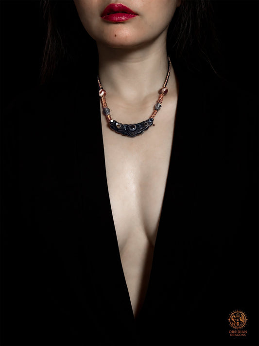 Collier de protection tibétain Lug Mig porté de face, œil magique en agate noire, Dzi et tressage artisanal sur modèle féminin.