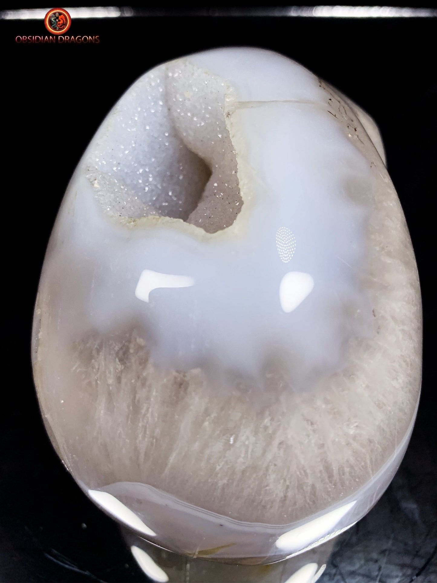 Crâne de cristal sculpté dans une géode de quartz | obsidian dragons