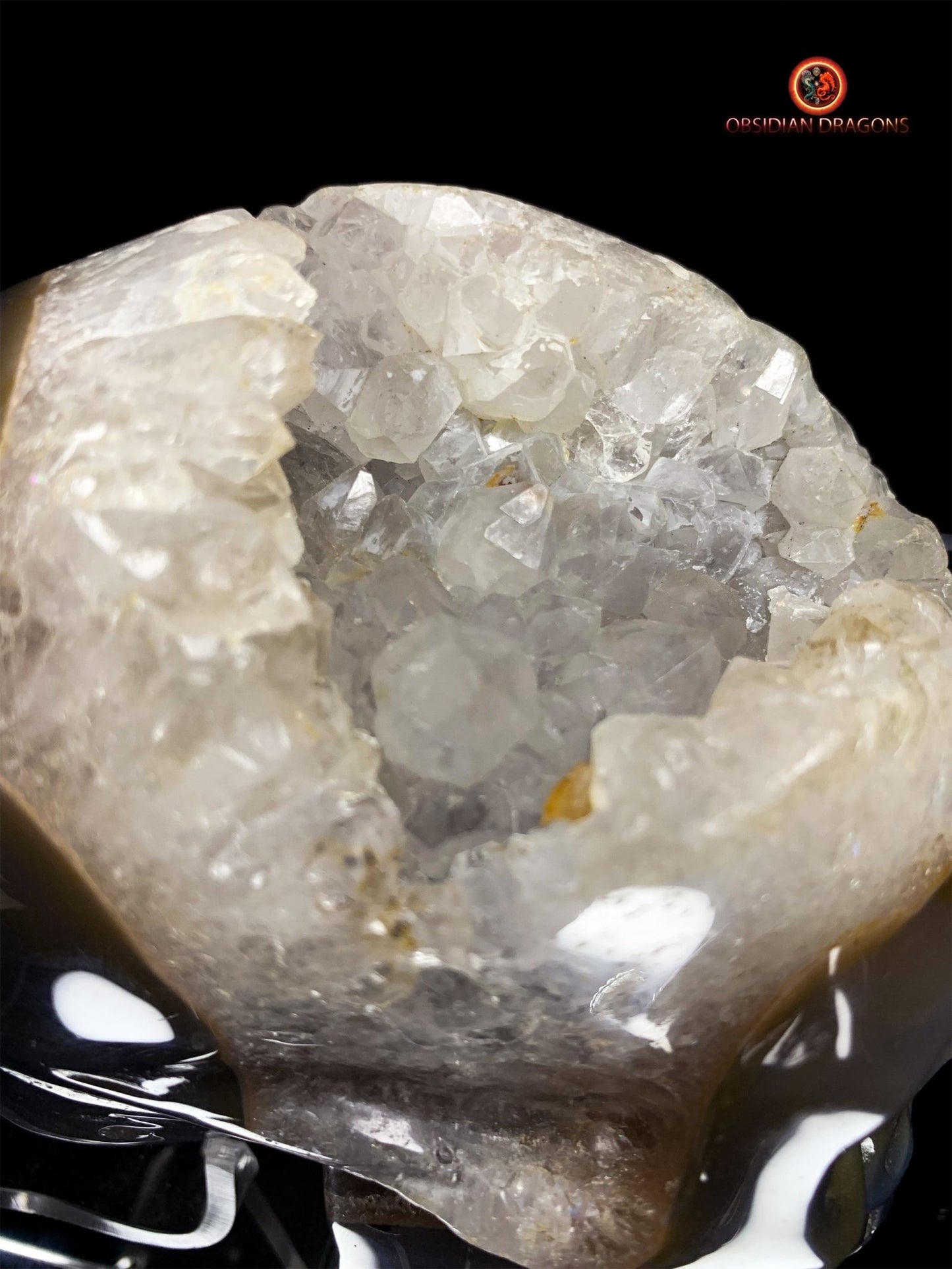 Rare crâne de cristal sculpté dans une géode | obsidian dragons
