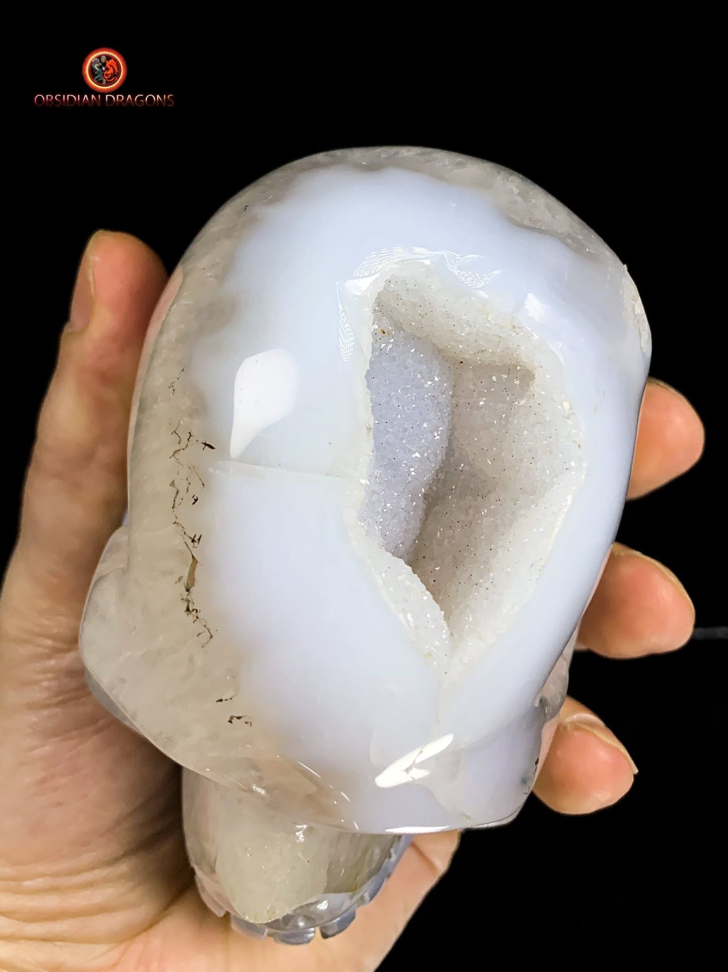 Crâne de cristal sculpté dans une géode de quartz | obsidian dragons