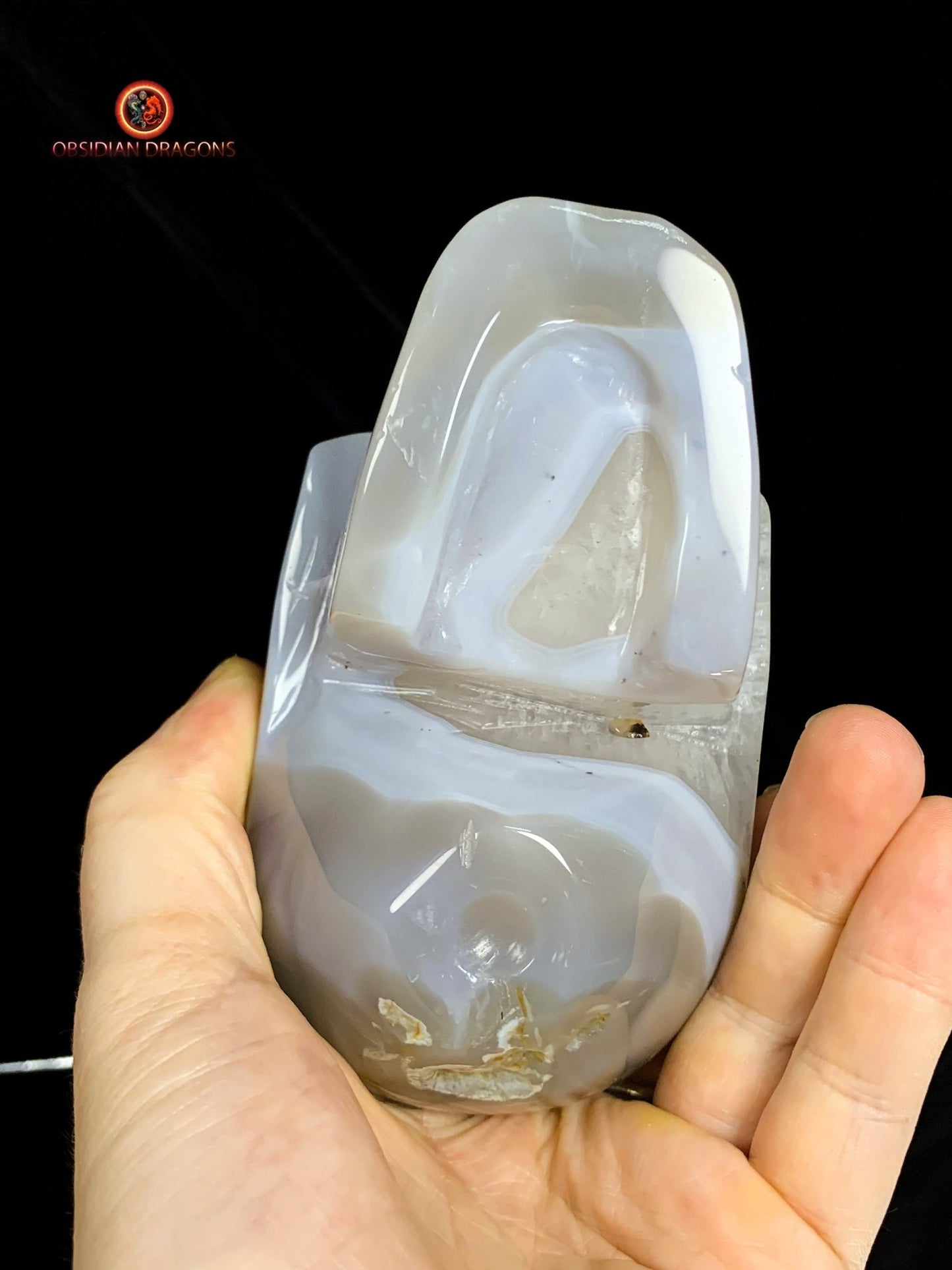 Crâne de cristal sculpté dans une géode de quartz | obsidian dragons