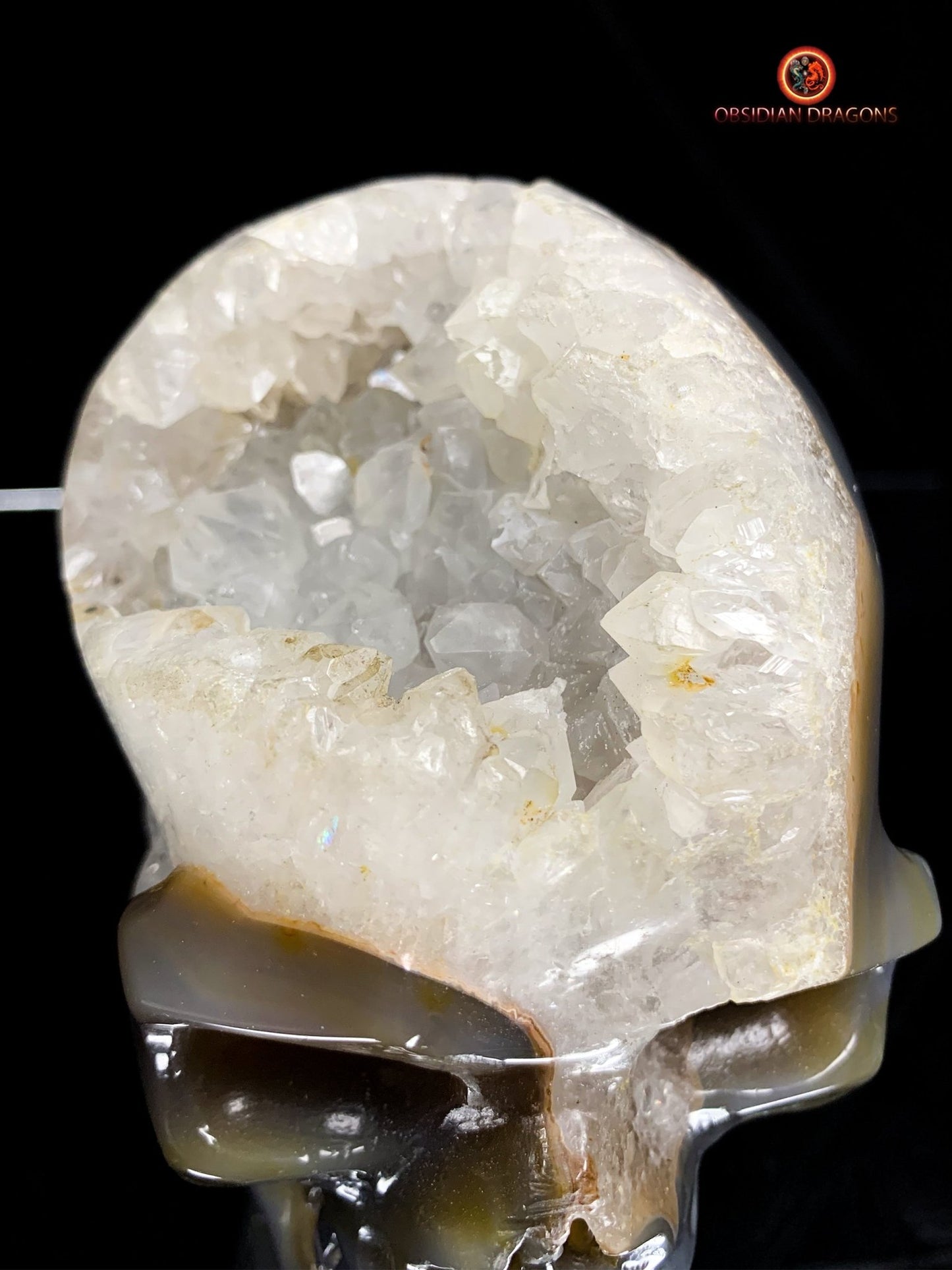 Rare crâne de cristal sculpté dans une géode | obsidian dragons