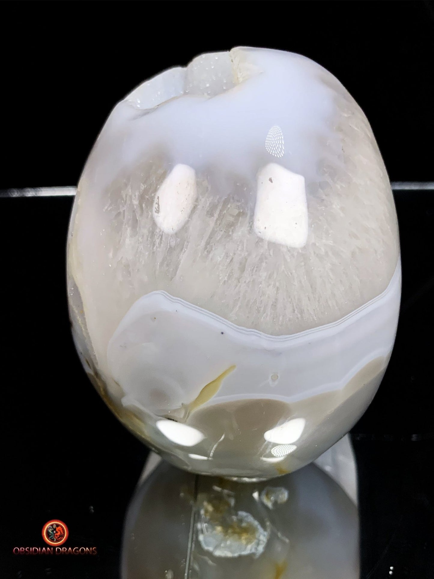Crâne de cristal sculpté dans une géode de quartz | obsidian dragons
