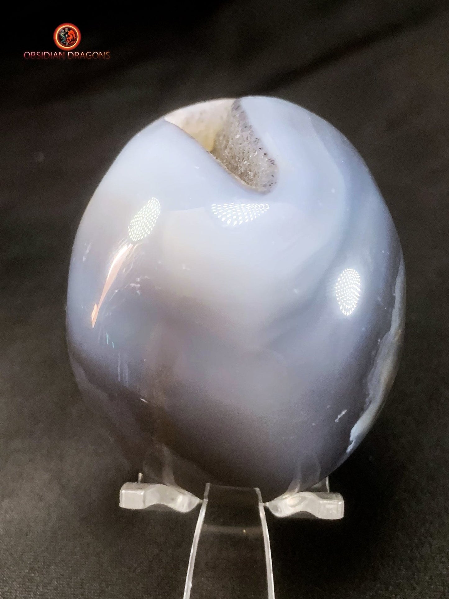 Petit crâne de cristal sculpté dans une géode de quartz | obsidian dragons