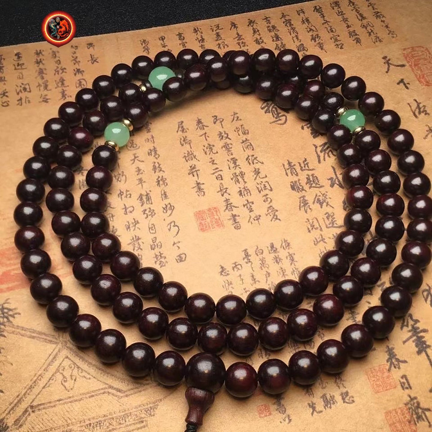 Mala, chapelet de prieres et meditation bouddhiste.108 perles de santal rouge de 08mm de diamètre chacune, jade de type néphrite - obsidian dragon