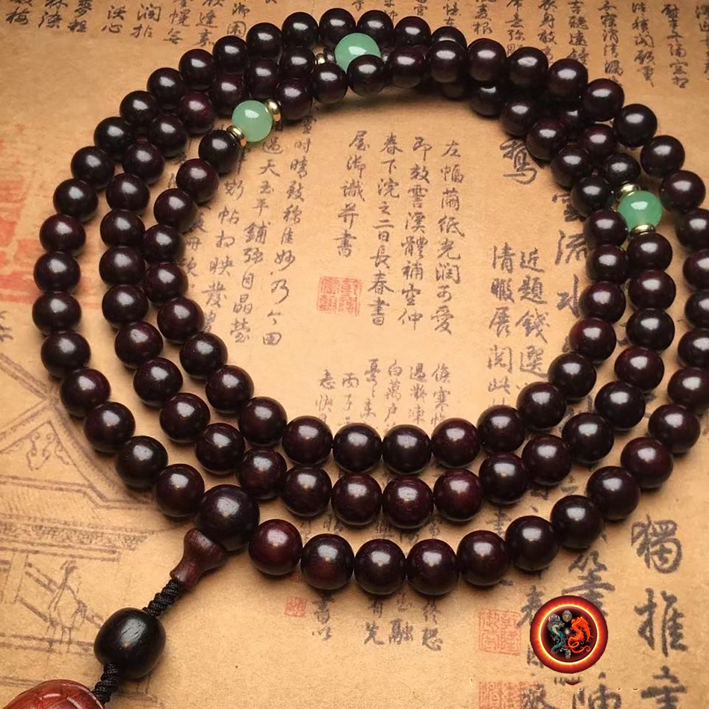 Mala, chapelet de prieres et meditation bouddhiste.108 perles de santal rouge de 08mm de diamètre chacune, jade de type néphrite - obsidian dragon