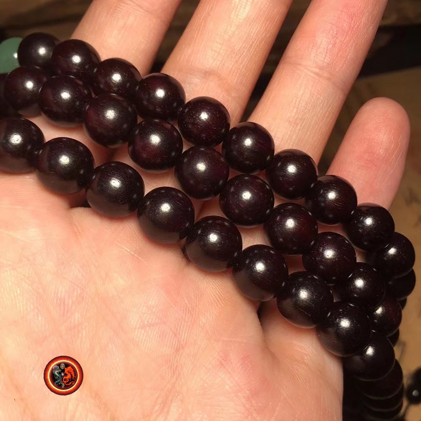 Mala, chapelet de prieres et meditation bouddhiste.108 perles de santal rouge de 08mm de diamètre chacune, jade de type néphrite - obsidian dragon