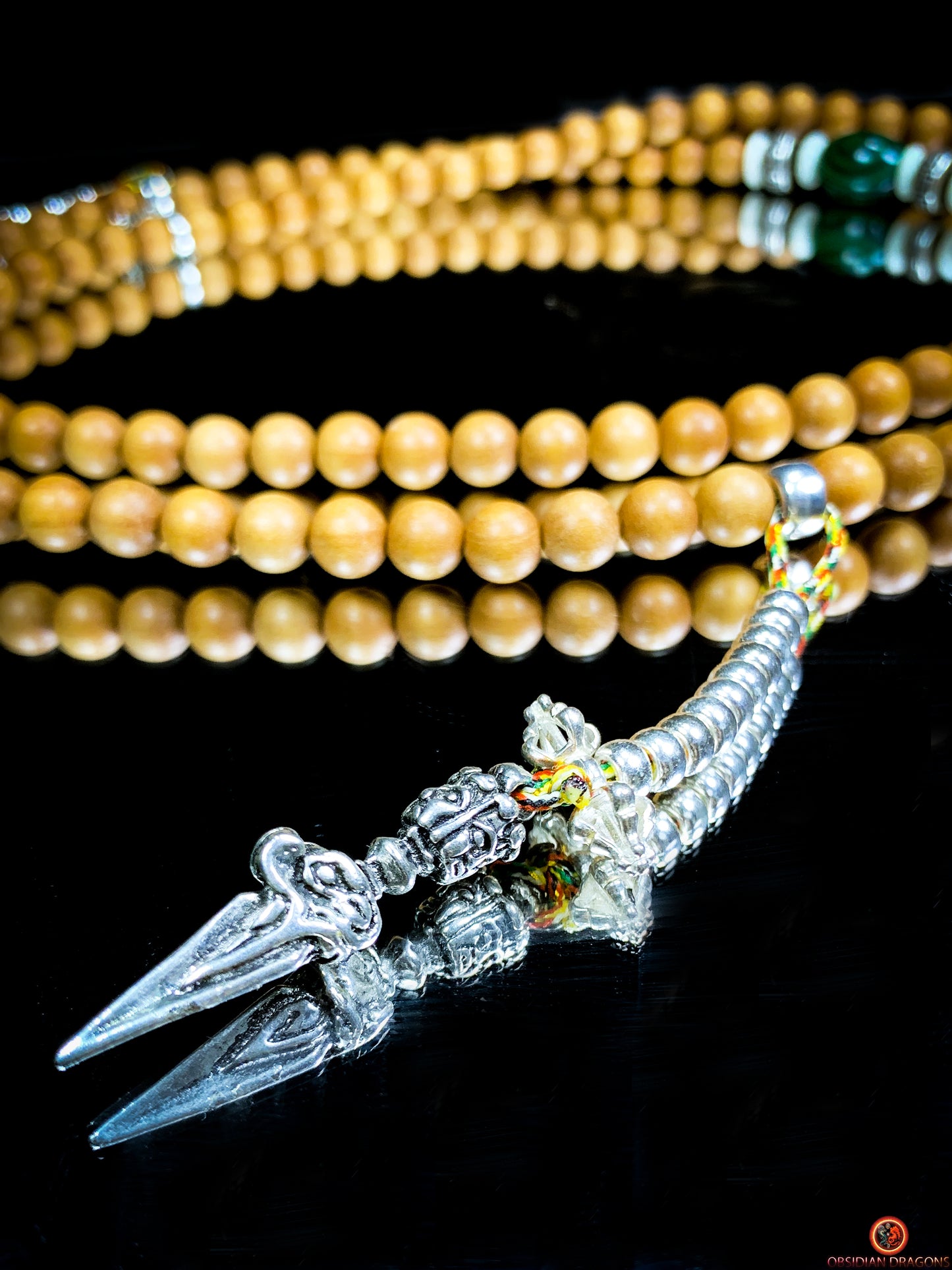 Mala tibétain en santal – Malachite – Argent 925 – Vajrayana | obsidian dragons