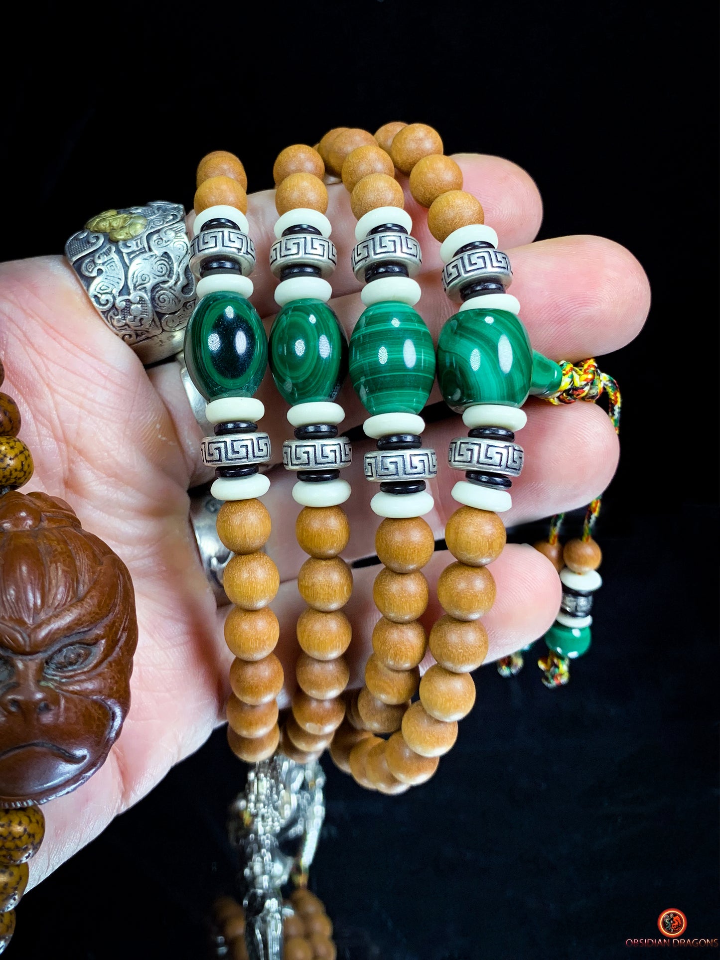 Mala tibétain en santal – Malachite – Argent 925 – Vajrayana | obsidian dragons