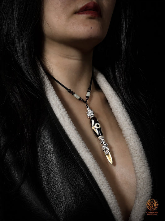 Pendentif DZI du grand homme serti dans un phurba tibétain - obsidian dragons