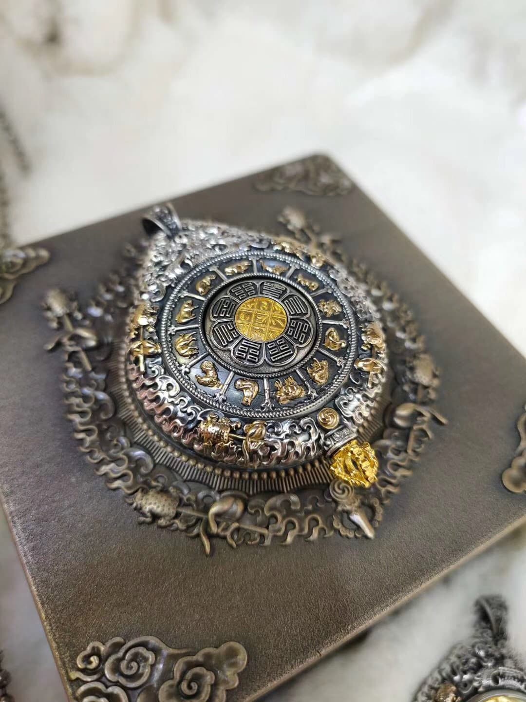 Pendentif Bouddha Amitabha. Ghau tibétain. Argent massif et plaqué or 18k. - obsidian dragon