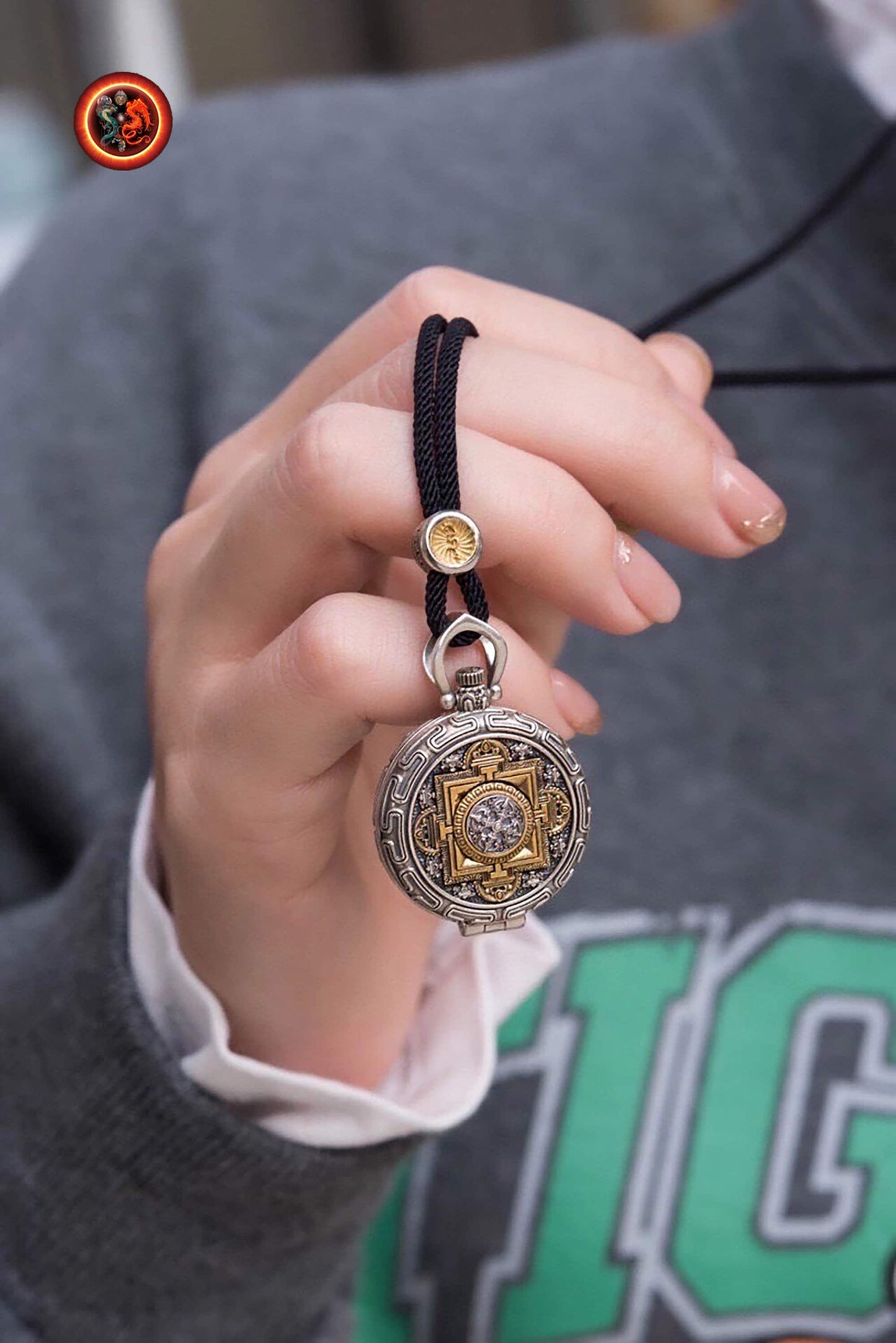 Pendentif tangka traditionnel- Ghau- bouddha amitabha