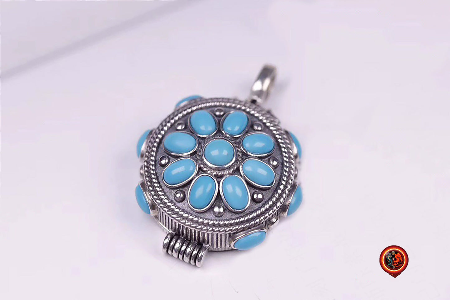 Gau, Reliquaire, pendentif de protection bouddhiste. Turquoises d'Arizona. Argent 925. mantra de la compassion “om mani padme hum“ au verso - obsidian dragon
