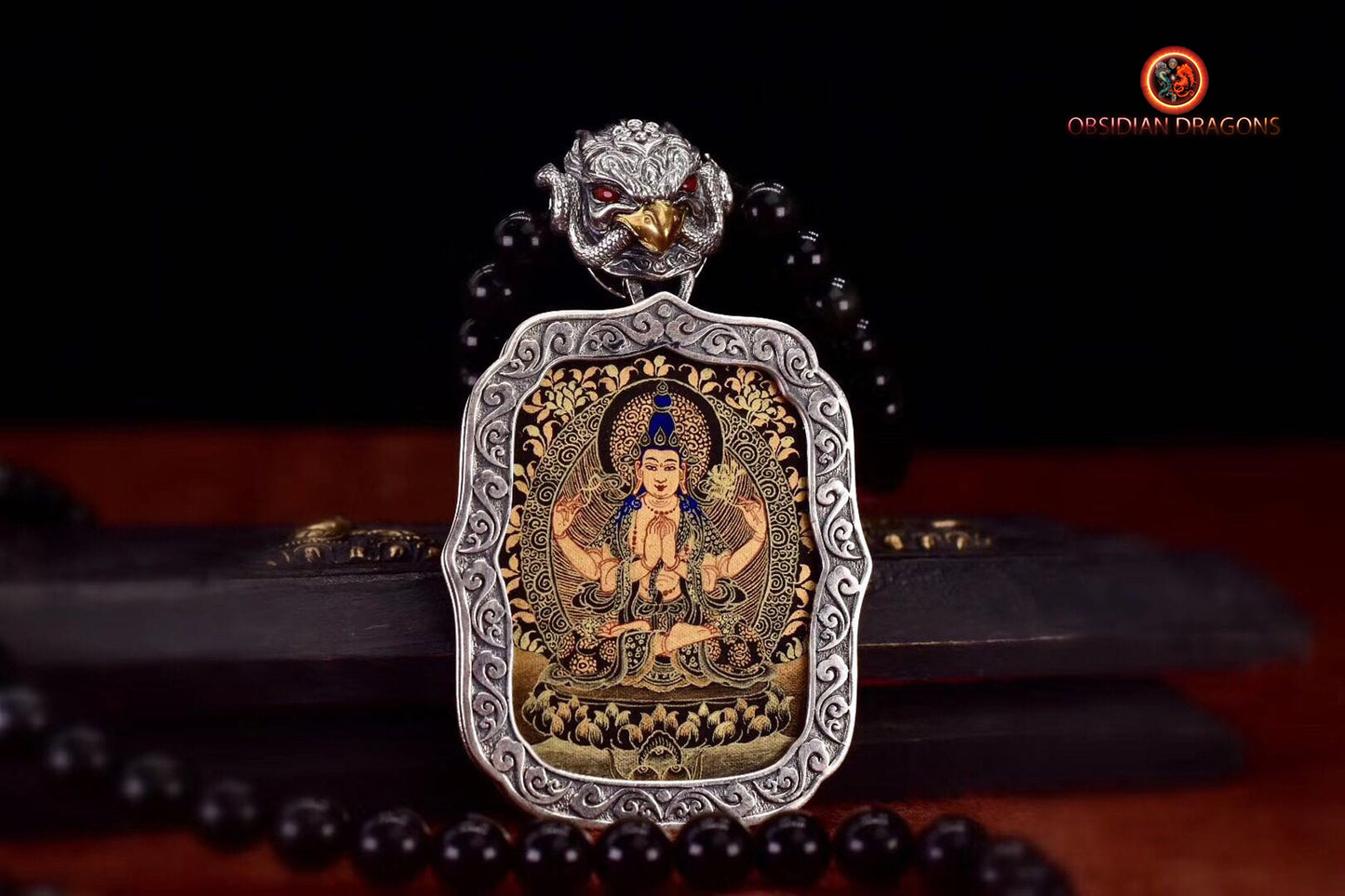 Pendentif Bouddha. Tangka artisanal de Guan Yin/ Cherenzi bodhisattva. Bélière Garuda - obsidian dragon