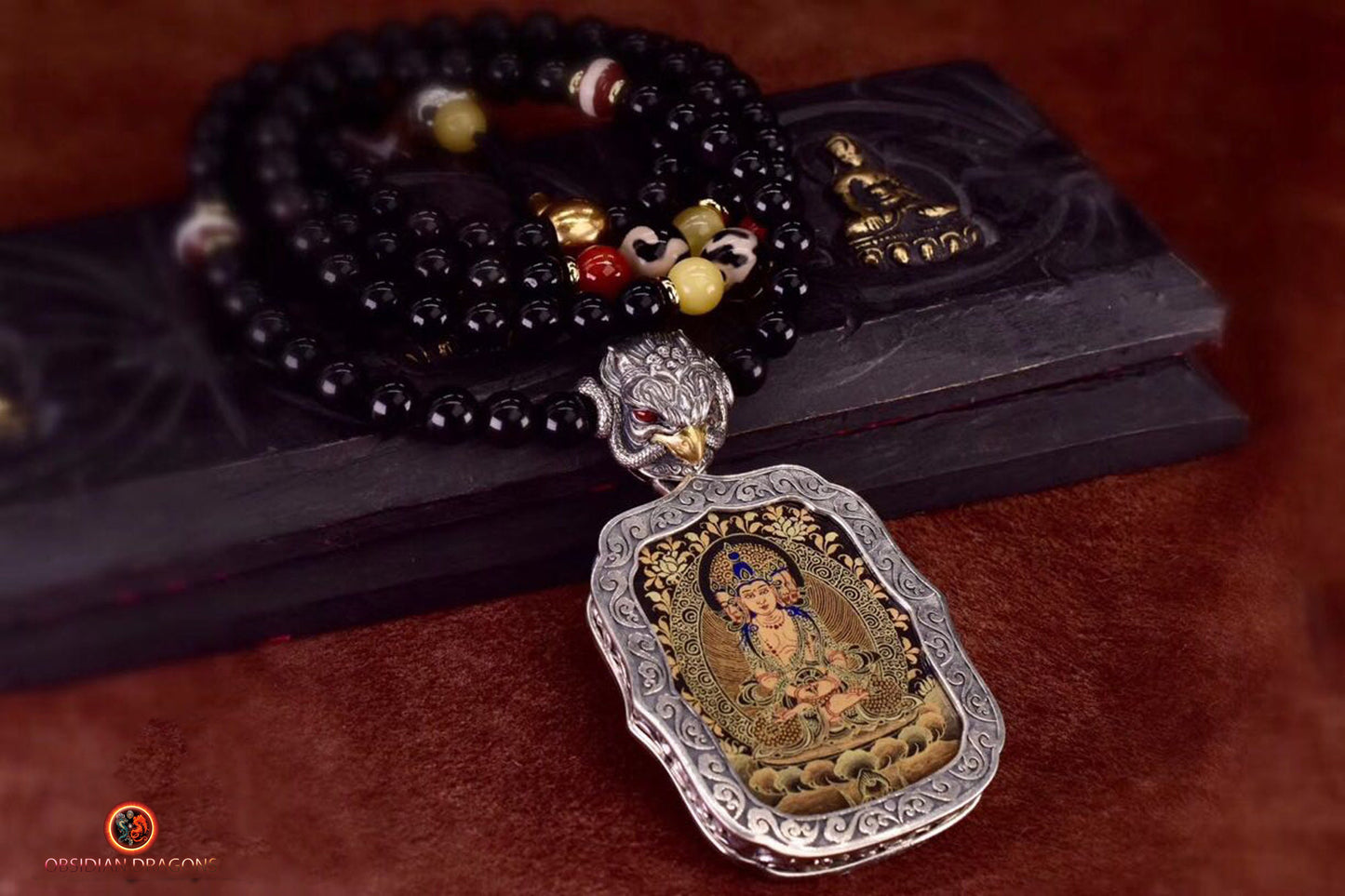 Pendentif Bouddha Vairocana. Tangka artisanal. Bélière Garuda. Protection du bouddhisme vajrayana - obsidian dragon