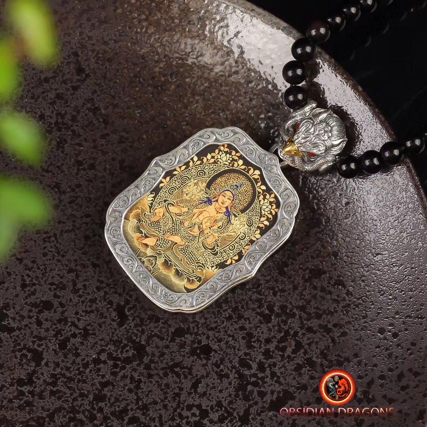 Pendentif Bouddha. Tara verte. Tangka artisanal. Bélière Garuda - obsidian dragon