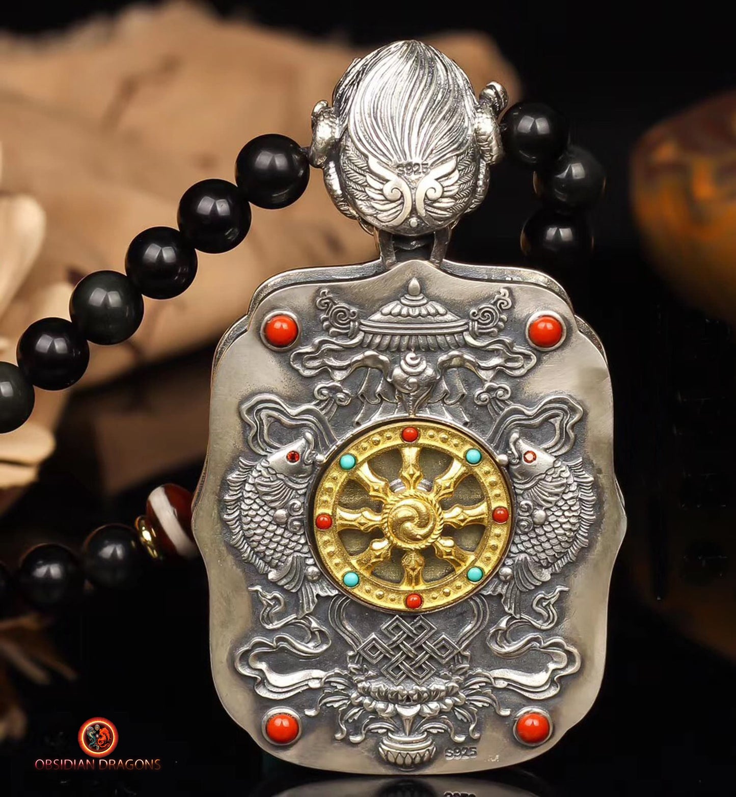 Pendentif Bouddha. Tangka artisanal Jambhala déité de la richesse tibétaine. Bélière Garuda - obsidian dragon