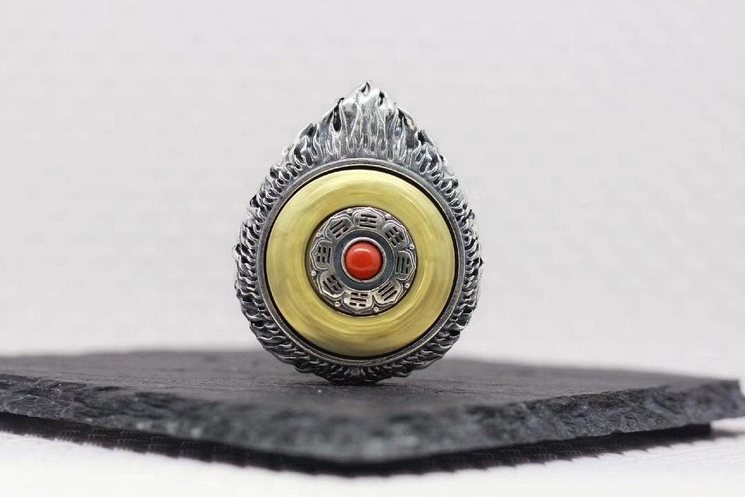 Pendentif bouddha Amitabha. Amulette de protection bouddhiste tibetain. Argent massif 925, plaqué or 18k, agate. Roue de la vie tournante - obsidian dragon