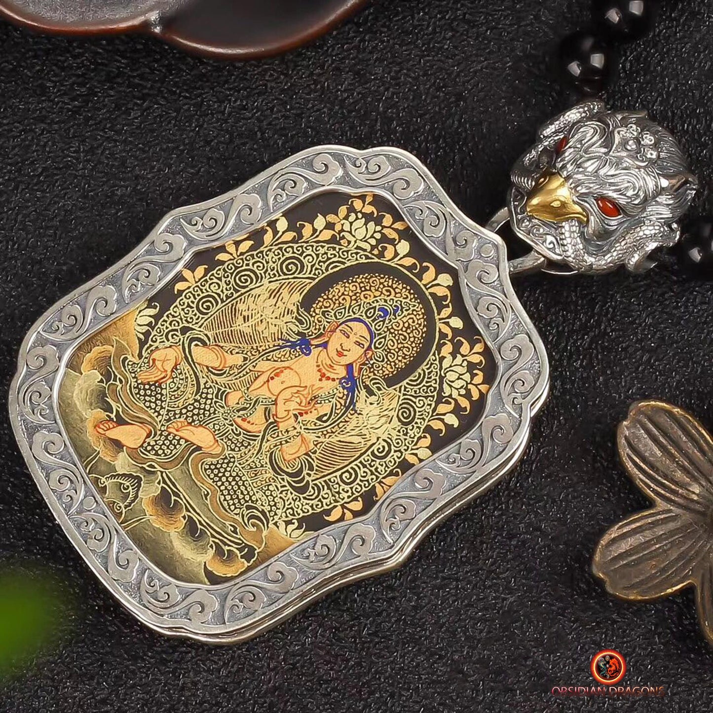 Pendentif Bouddha. Tara verte. Tangka artisanal. Bélière Garuda - obsidian dragon