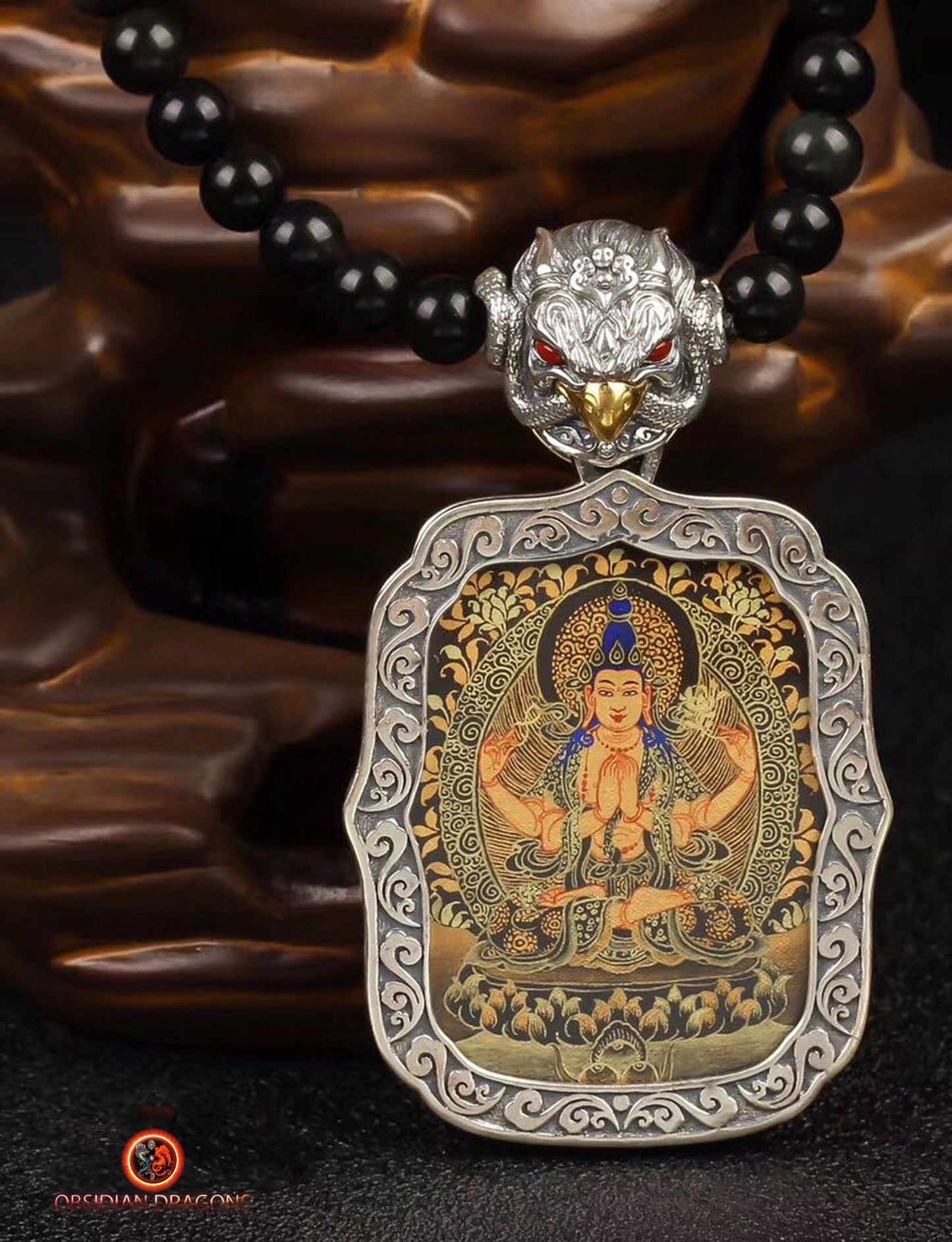 Pendentif Bouddha. Tangka artisanal de Guan Yin/ Cherenzi bodhisattva. Bélière Garuda - obsidian dragon