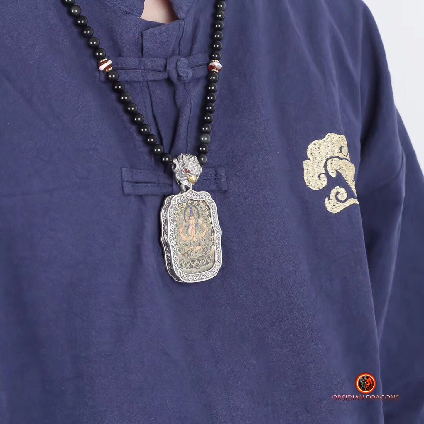 Pendentif Bouddha. Tangka artisanal de Guan Yin/ Cherenzi bodhisattva. Bélière Garuda - obsidian dragon